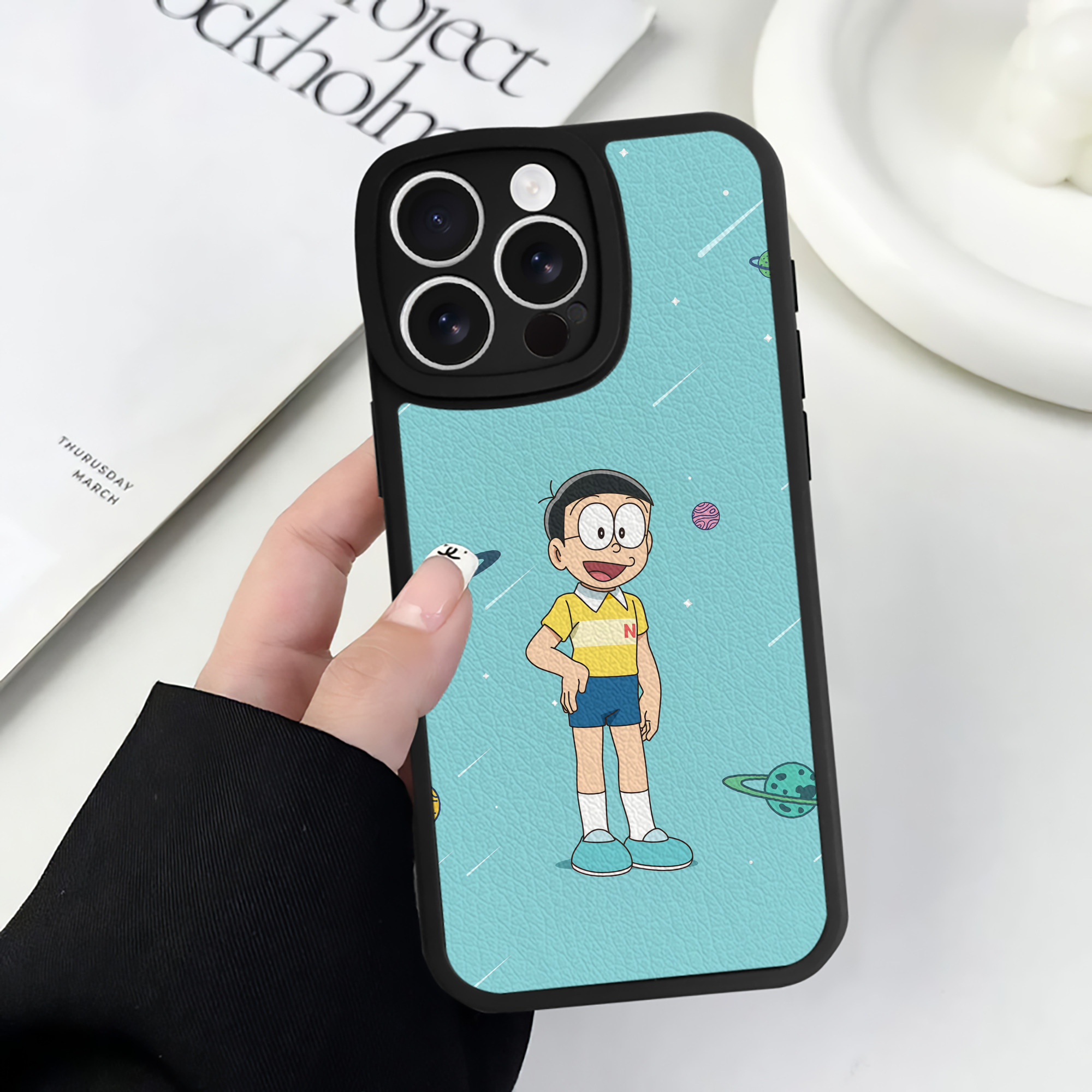 （画像用） ドラえもん Doraemon 【iPhone 16シリーズ対応】シリコンスマホケース（レザー調） 材質：シリコン
